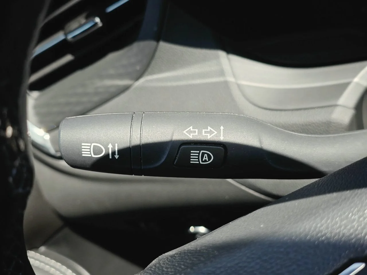 Used 2025 Summit White Buick Preferred image 19