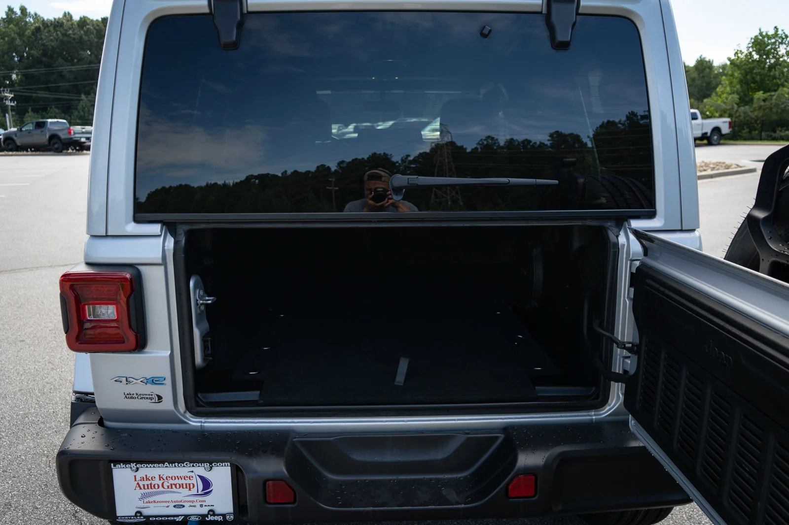 Used 2023 Silver Jeep Sahara 4xe image 9