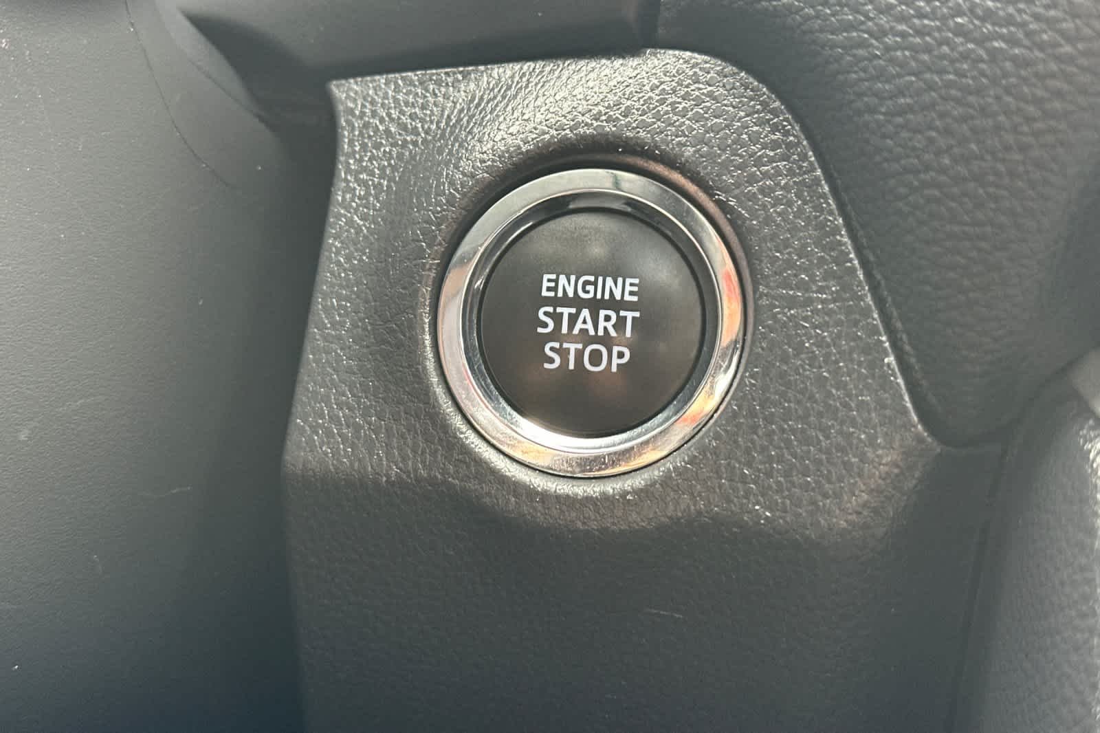 2025 Toyota RAV4 XLE - Photo 21