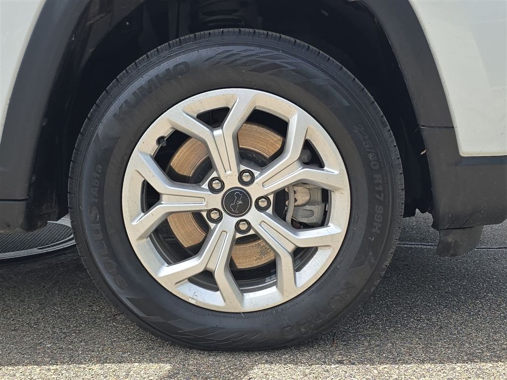 Certified Used 2025 White Jeep Latitude image 12