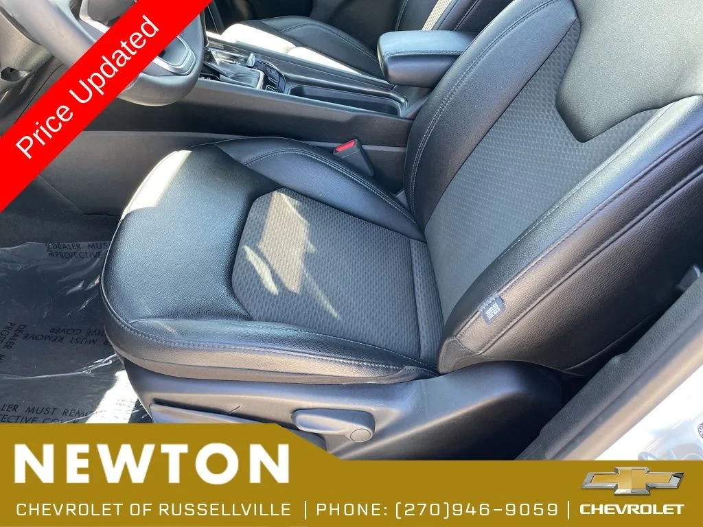 Used 2025 Bright White Clearcoat Jeep Latitude image 8