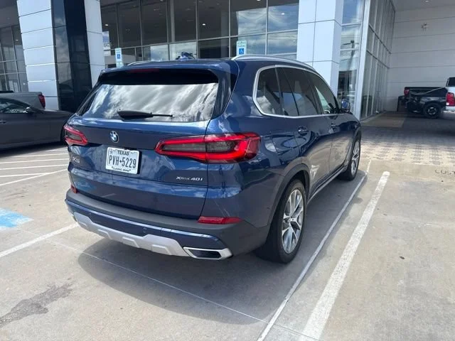 Used 2019 Blue BMW xDrive40i image 3
