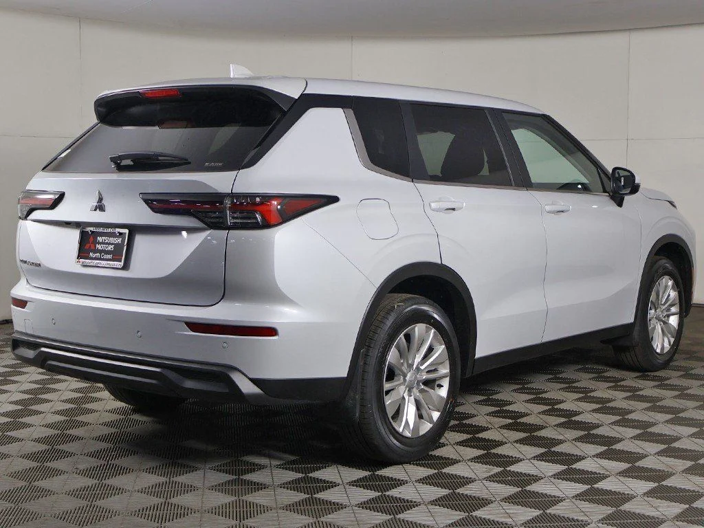 2026 Mitsubishi Outlander ES - Photo 9