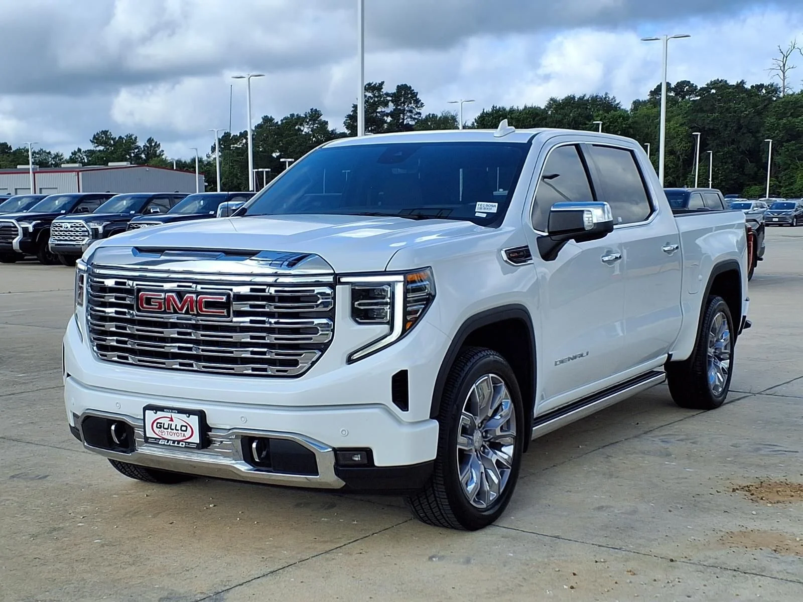 Used 2024 White GMC Denali image 3
