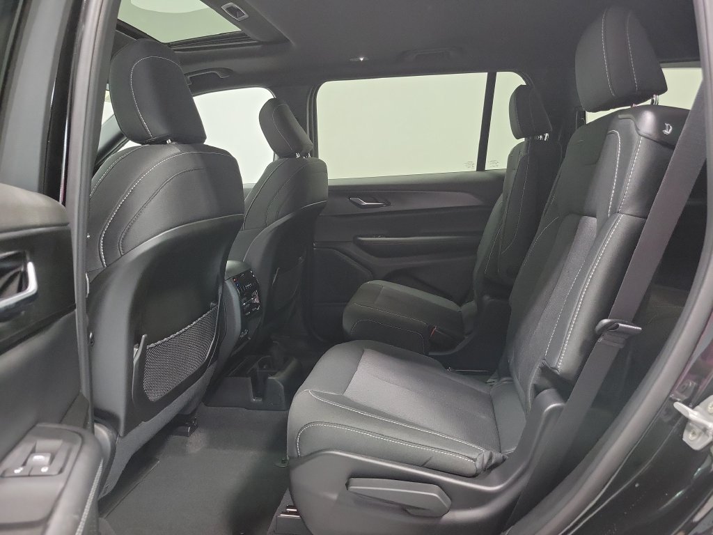 New 2026 Diamond Black Crystal Pearl-Coat Exterior Paint Jeep Laredo image 15