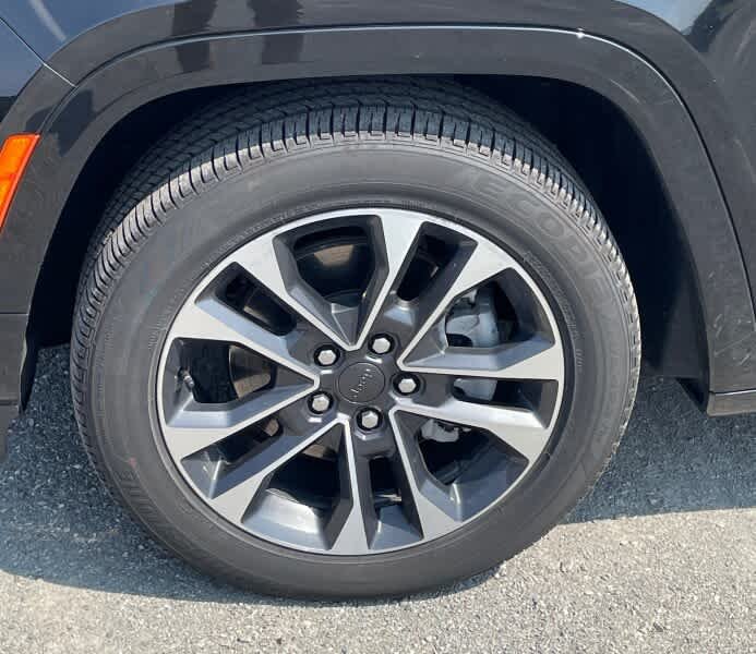 Used 2025 Diamond Black Crystal Pearlcoat Jeep Overland image 9