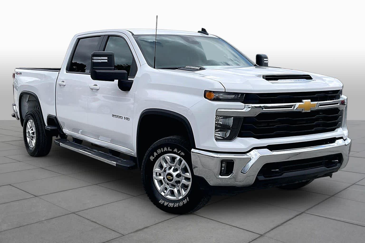 Used 2025 Summit White Chevrolet LT image 3