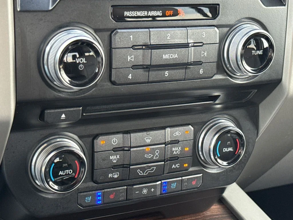 Used 2015 Silver Ford Lariat image 22