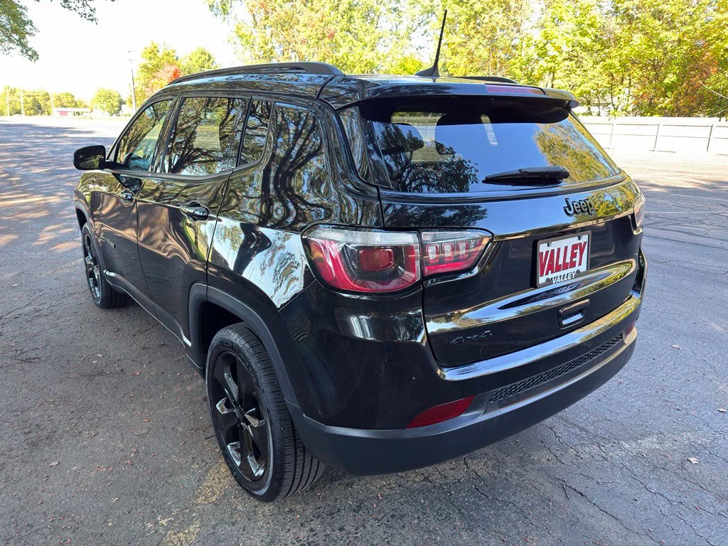 Used 2019 Black Jeep Latitude image 9