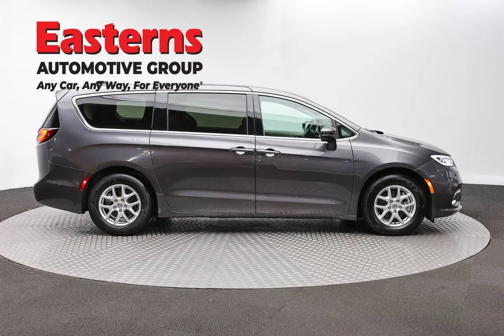 Used 2023 Gray Chrysler Touring L image 4