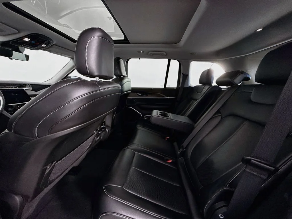Used 2022 White Jeep 4xe image 25