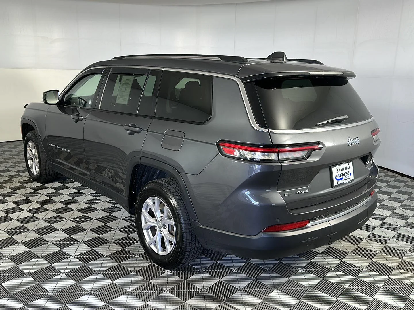 Used 2022 Baltic Gray Metallic Clearcoat Jeep Limited image 13