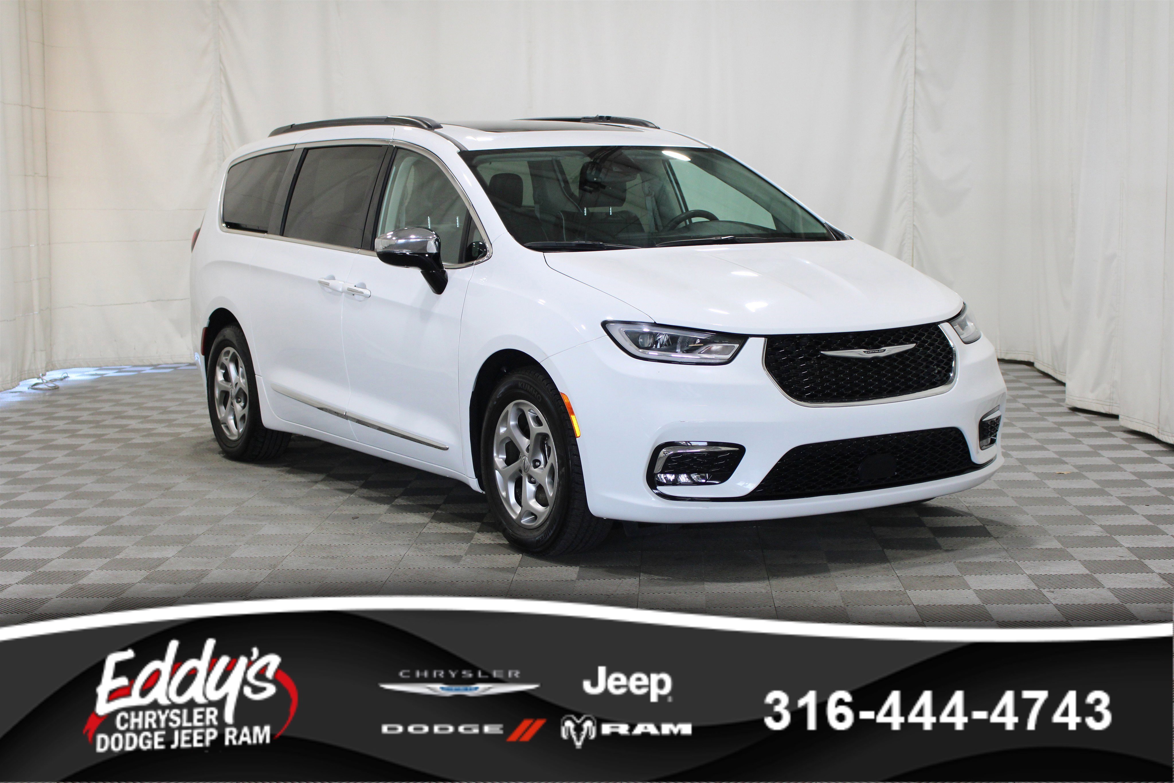 2023 Chrysler Pacifica Limited's photo