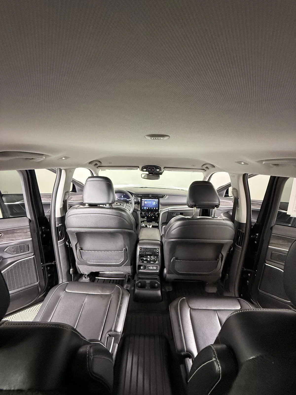 Used 2023 Diamond Black Crystal Pearlcoat Jeep Limited image 4