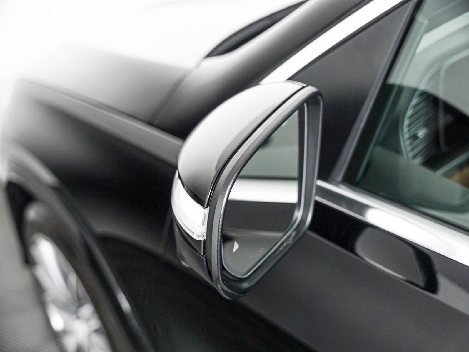 Certified Used 2025 Black Mercedes-Benz GLE 350 image 23