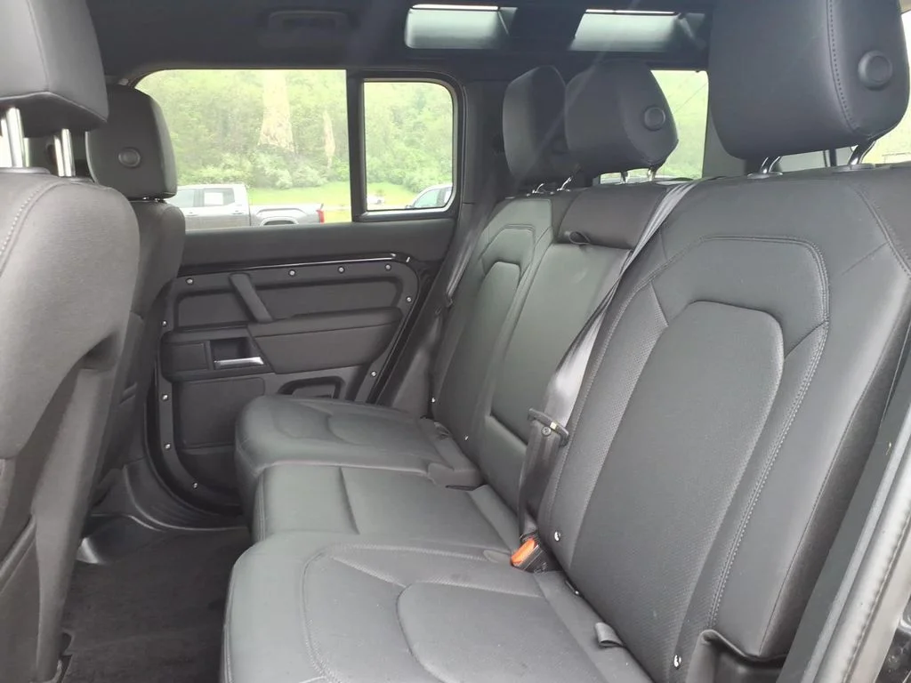 Used 2025  Land Rover S image 11