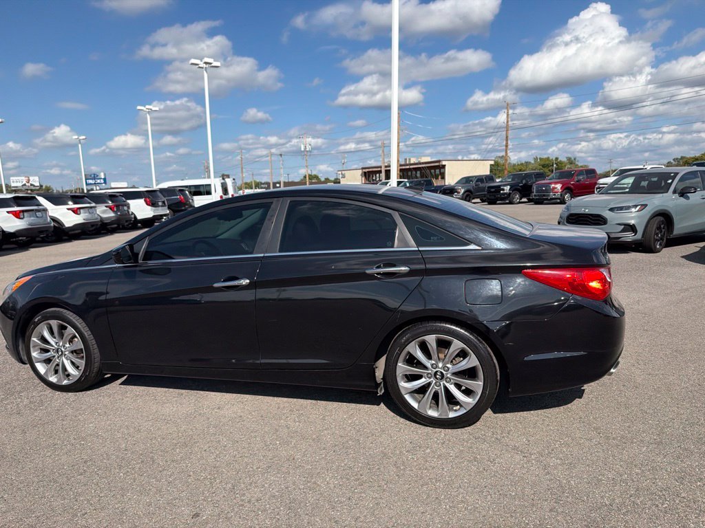 Used 2013 Black Hyundai SE image 9