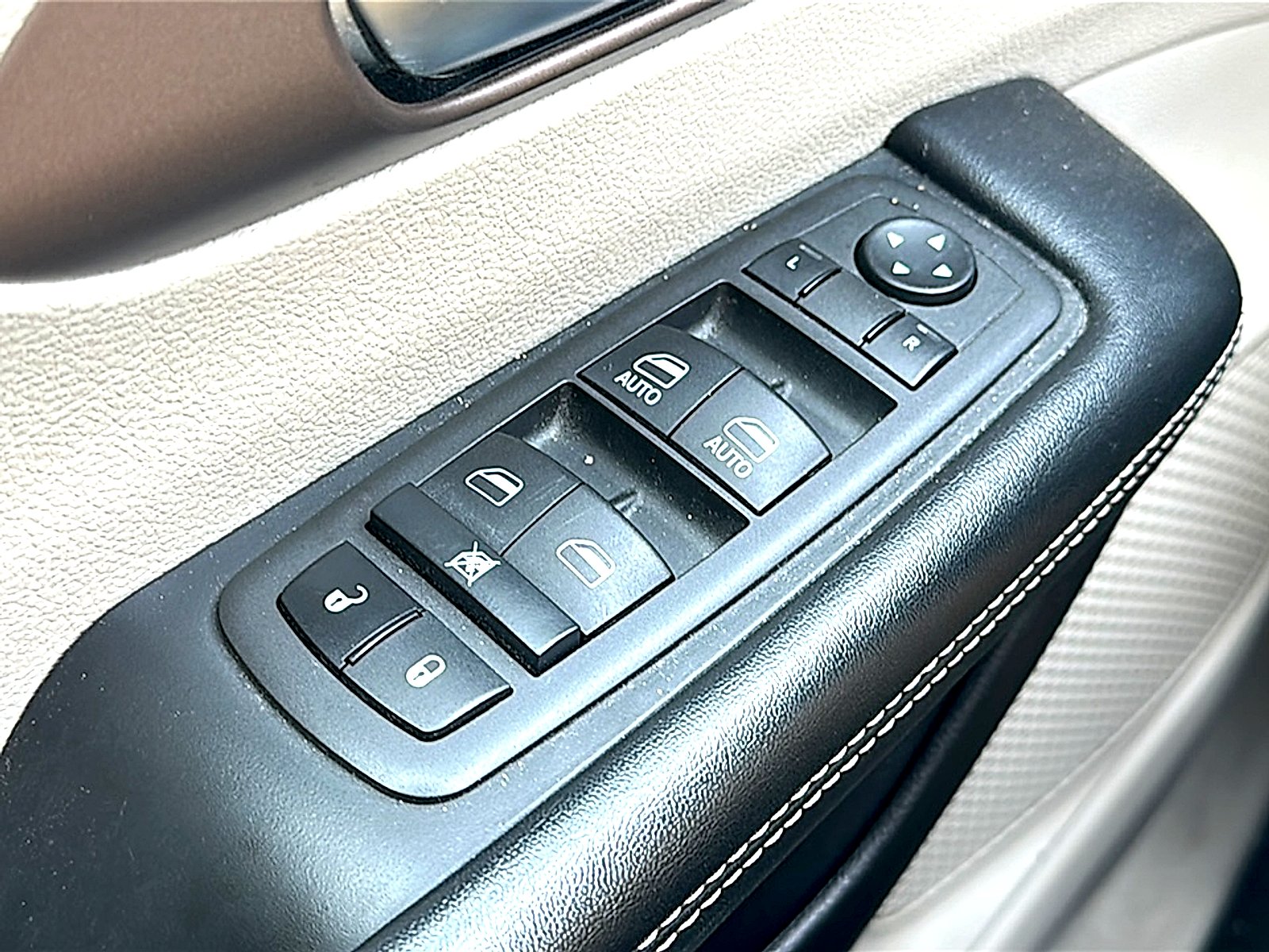 Used 2022 Bright White Clearcoat Chrysler LX image 25