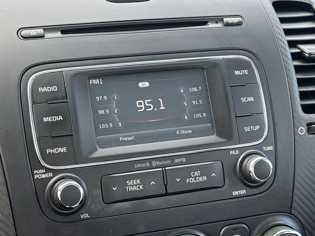 Used 2016 White Kia EX image 26