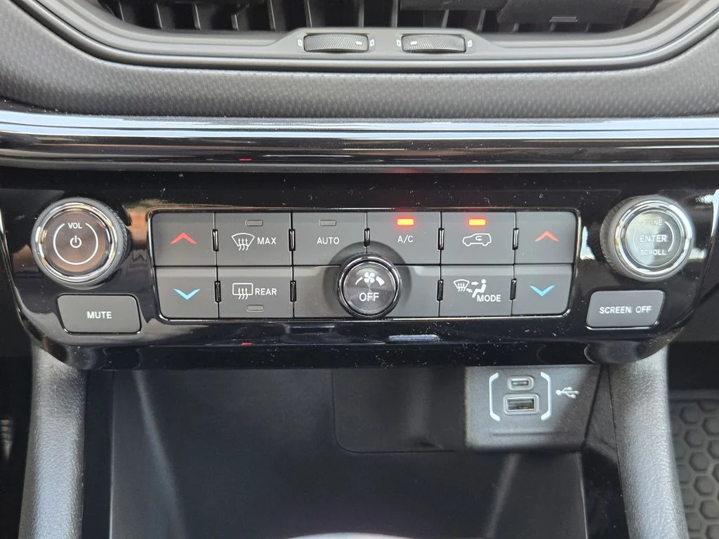 New 2026 Diamond Black Crystal Pearlcoat Jeep Latitude Altitude image 16