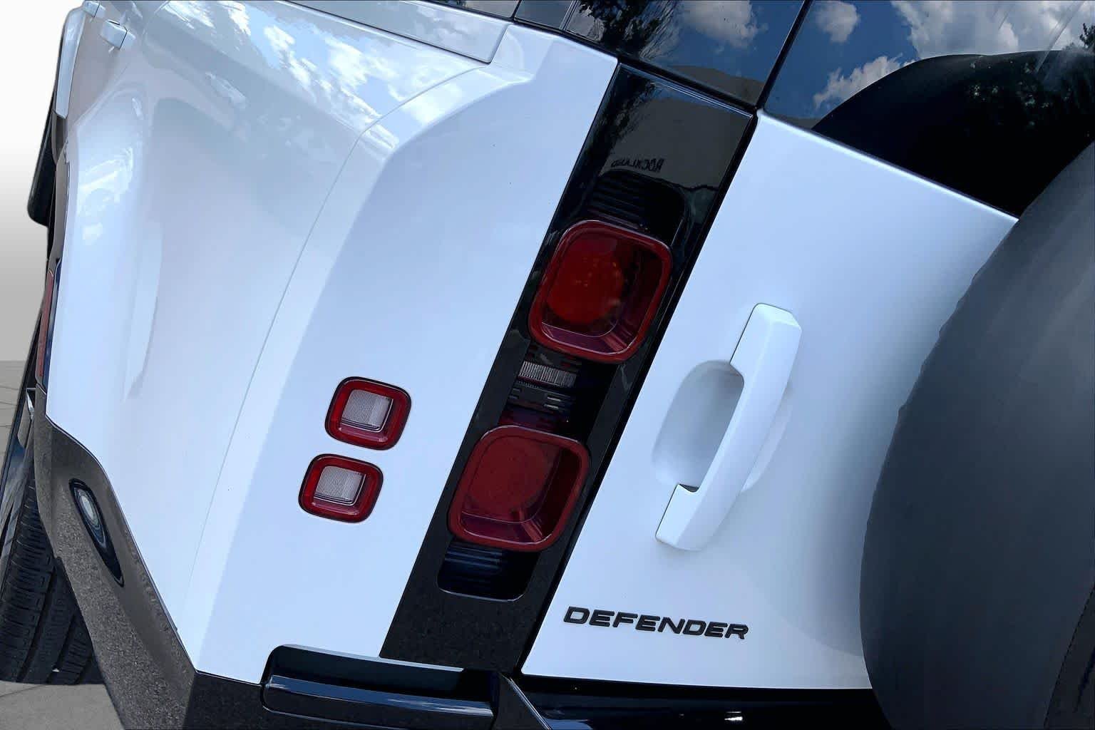 Used 2024 Fuji White Land Rover X-Dynamic SE image 26