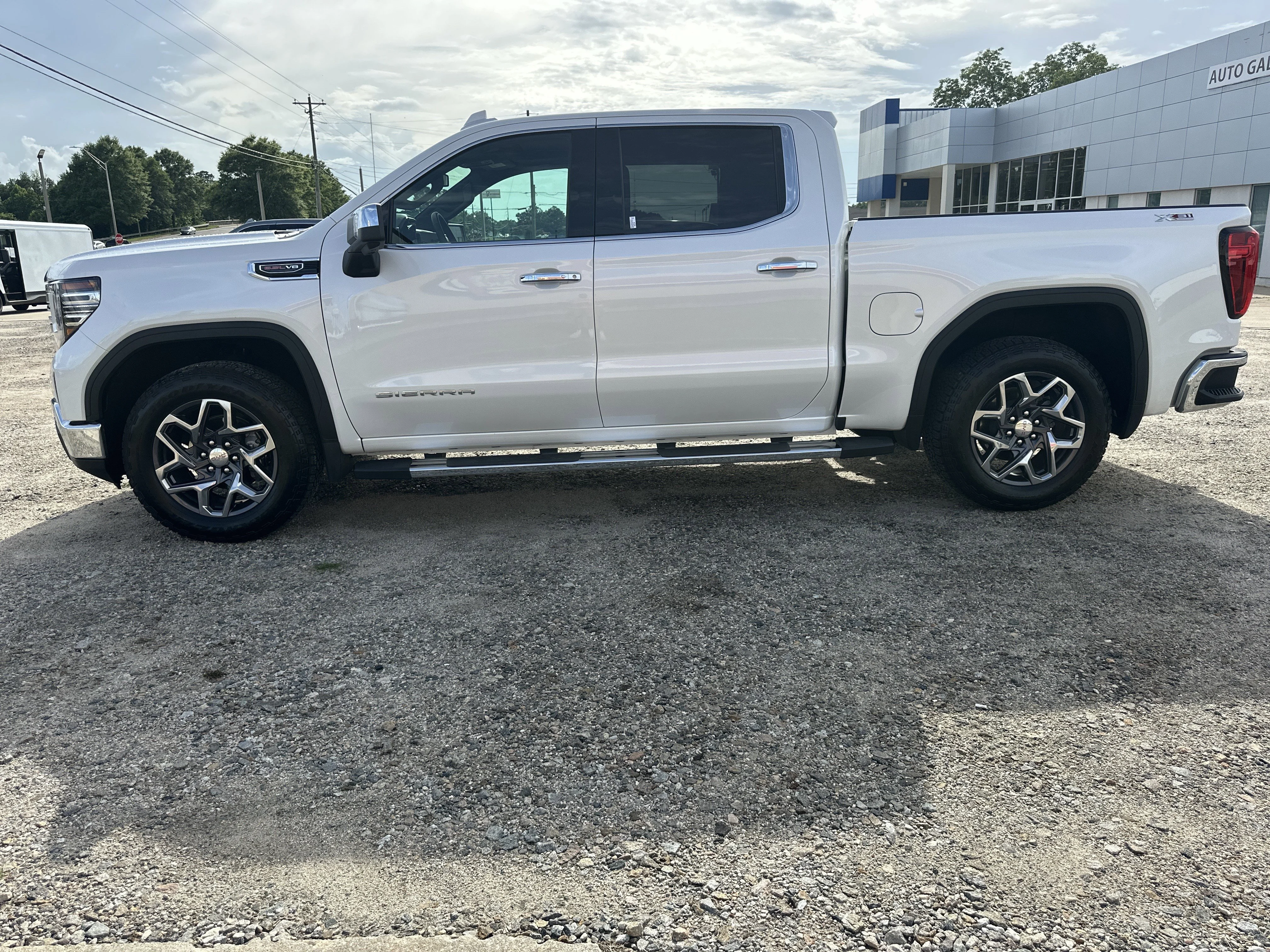 Certified Used 2025 White Frost Tricoat GMC SLT image 8