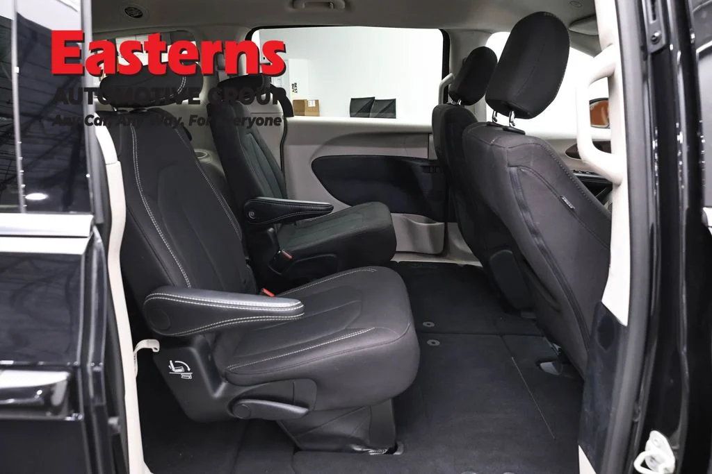 Used 2024 Black Chrysler LX image 23