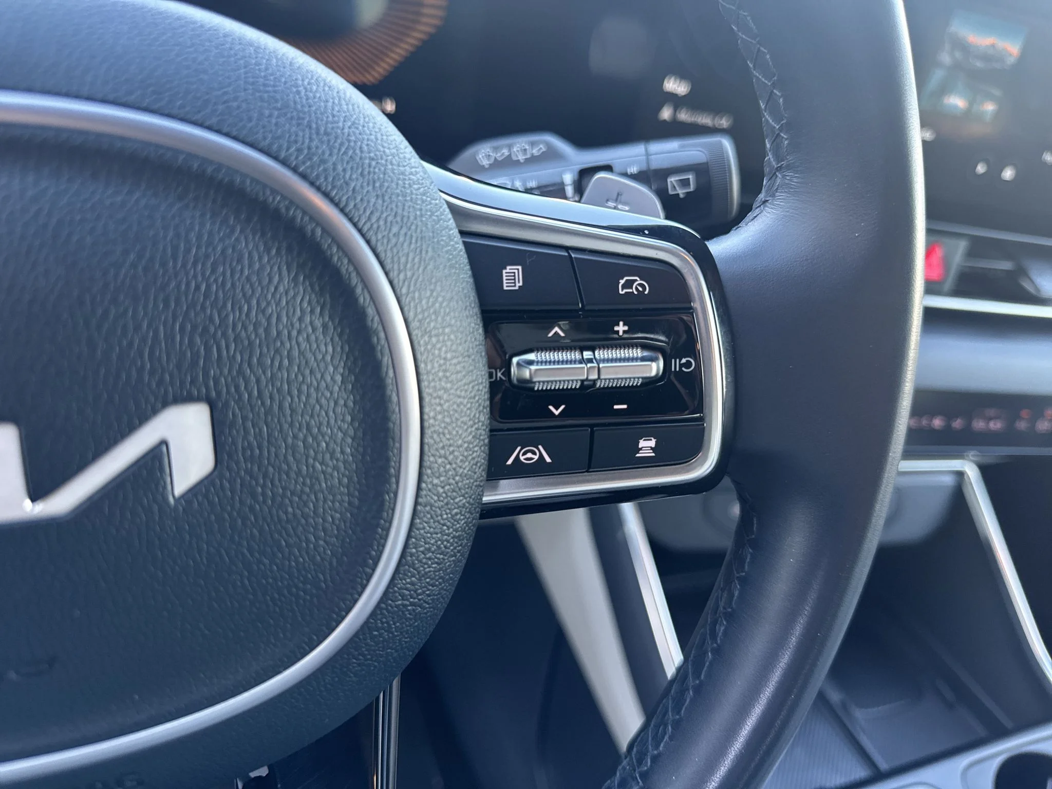 Used 2025 CERAMIC SILVER Kia EX image 18