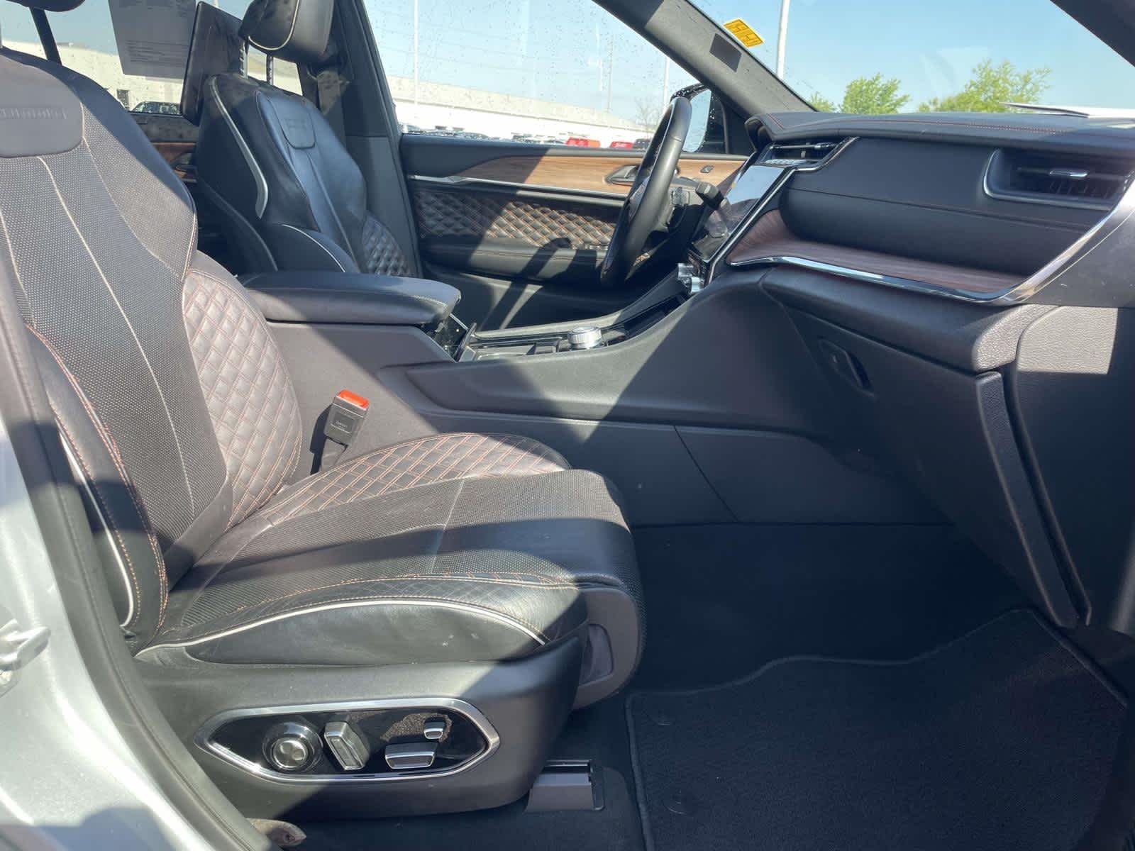 Used 2023 Silver Jeep Summit 4x4 image 23