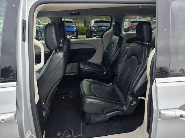 Used 2024 Silver Mist Clearcoat Chrysler Touring L image 18