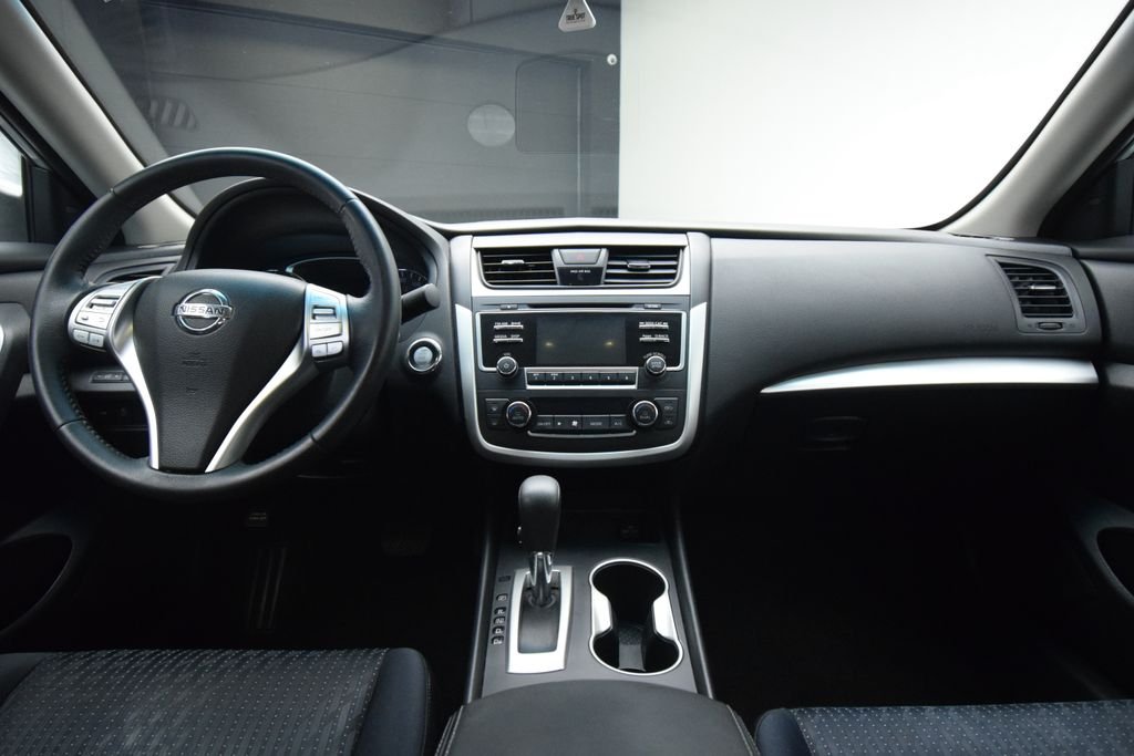 Used 2016 Silver Nissan 2.5 SV image 3