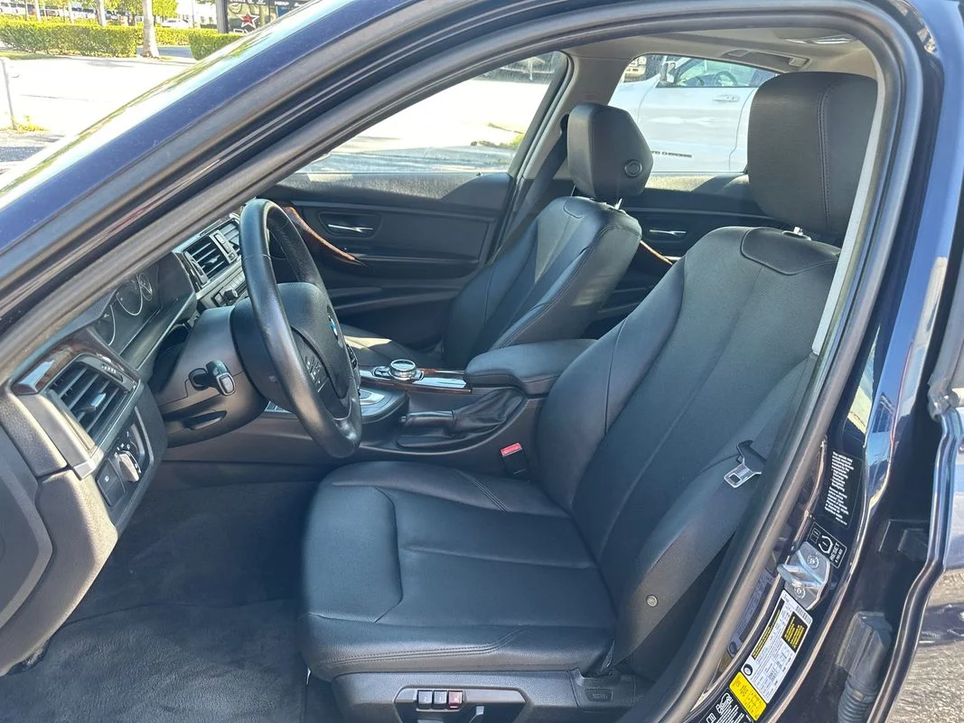 Used 2014  BMW xDrive image 19