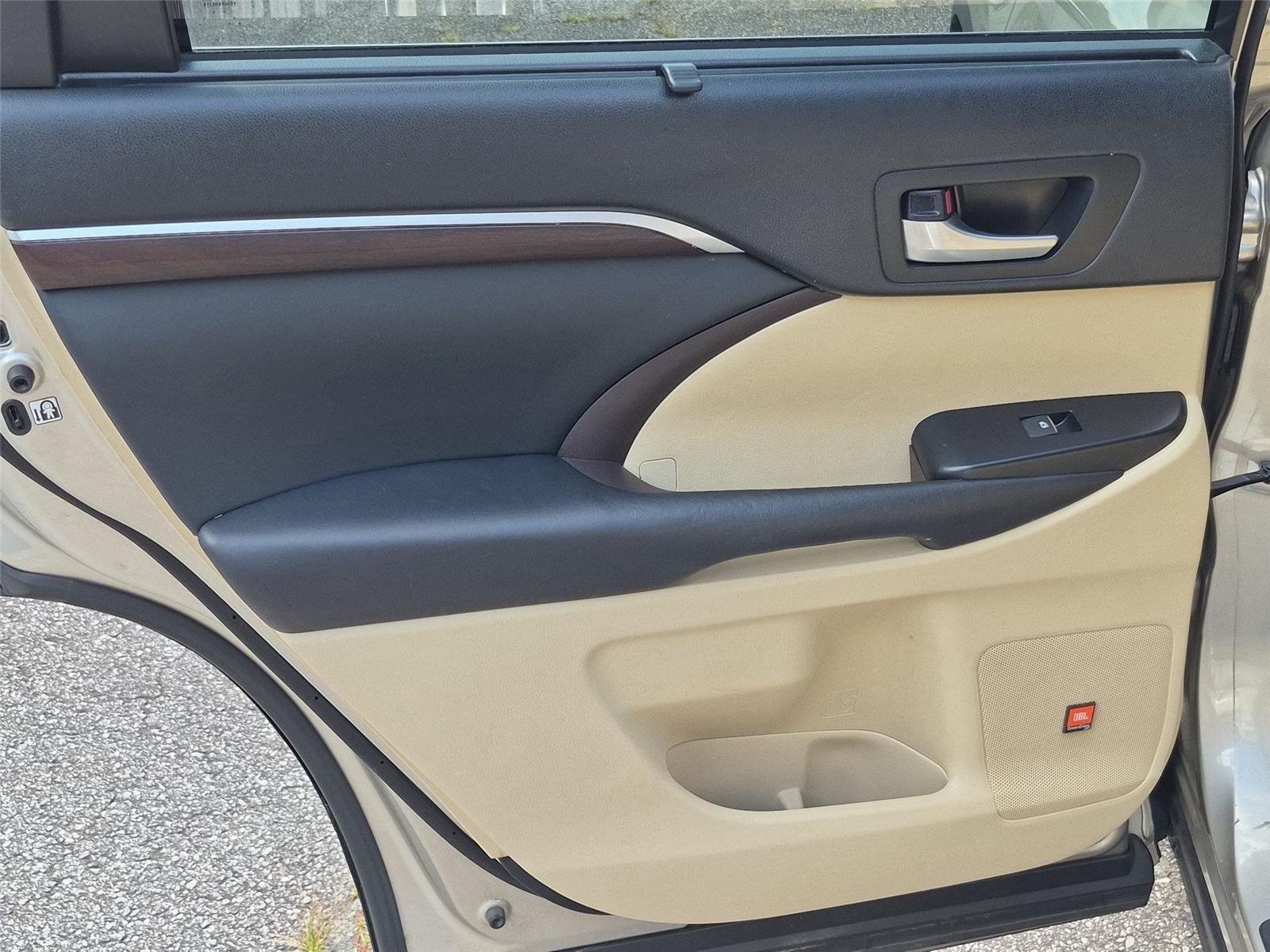 Used 2016  Toyota Limited image 32