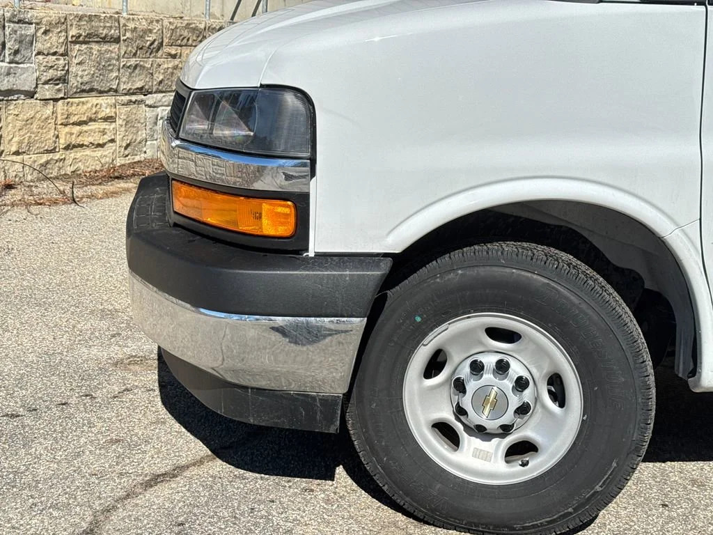 New 2026 Summit White Chevrolet 1WT image 3