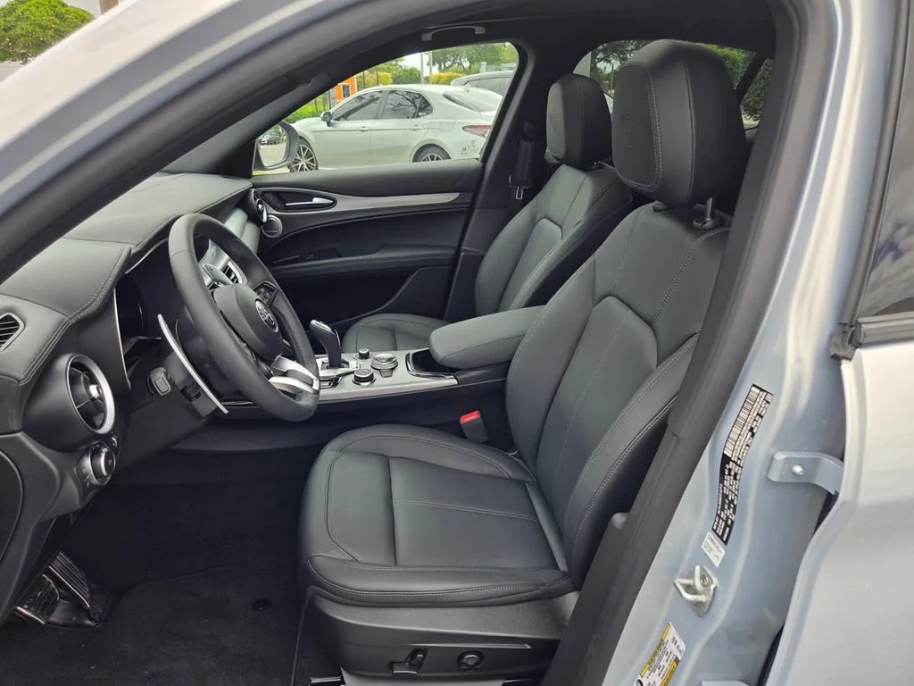 New 2025 Moonlight Gray Metallic Alfa Romeo Base image 9