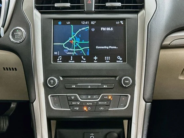 Pre-Owned 2017 Ford Fusion Hybrid SE