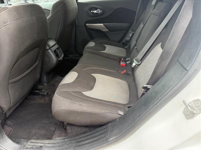 Used 2018 Bright White Clearcoat Jeep Latitude image 10