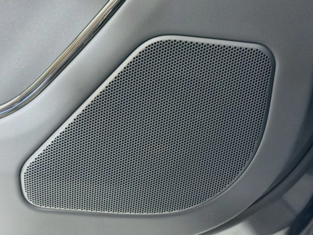 New 2027 Carpathian Grey Land Rover SE image 19