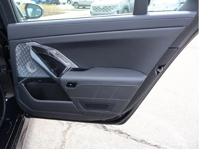 New 2026 Carbon Black Metallic BMW 760i xDrive image 34