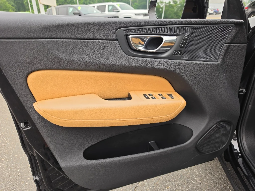 Used 2019 Onyx Black Metallic Volvo T6 Momentum image 31