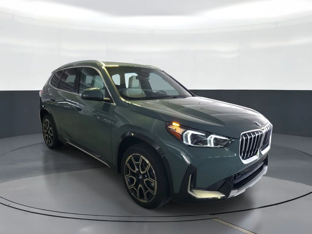 New 2026 Cape York Green Metallic BMW xDrive28i image 2