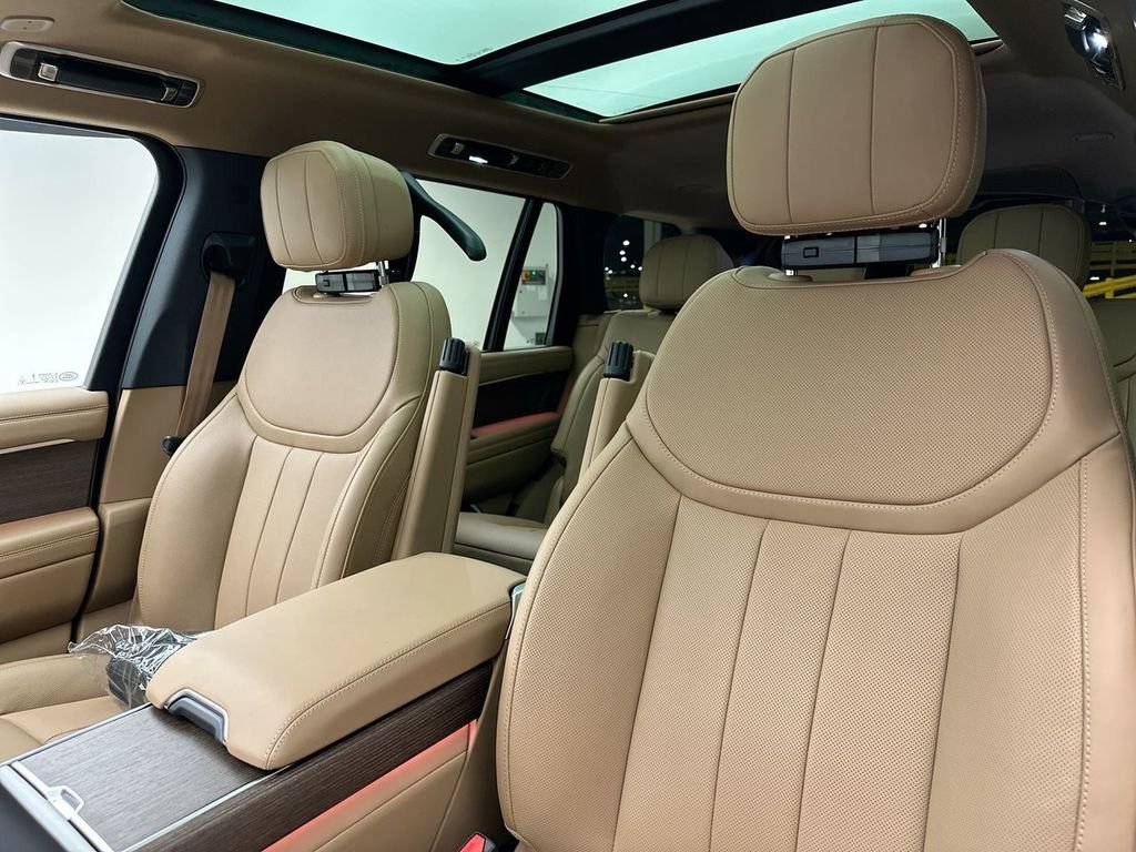 New 2026 Fuji White Land Rover SE image 10