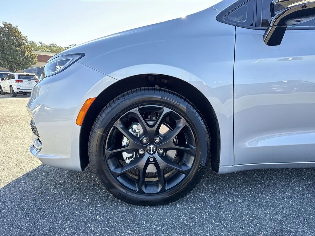 2026 Chrysler Pacifica Limited - Photo 10