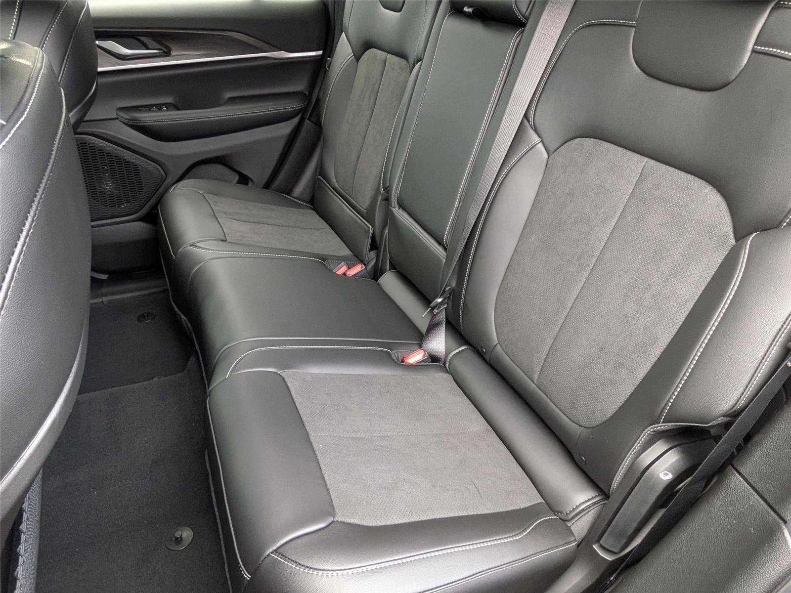 New 2026 Silver Zynith Exterior Paint Jeep Laredo Altitude image 33