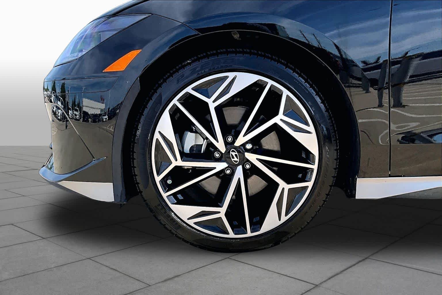 Used 2023 Onyx Black Hyundai SEL image 9