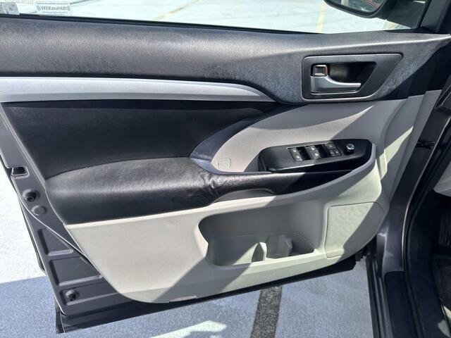 Used 2015 Predawn Gray Mica Toyota XLE image 19