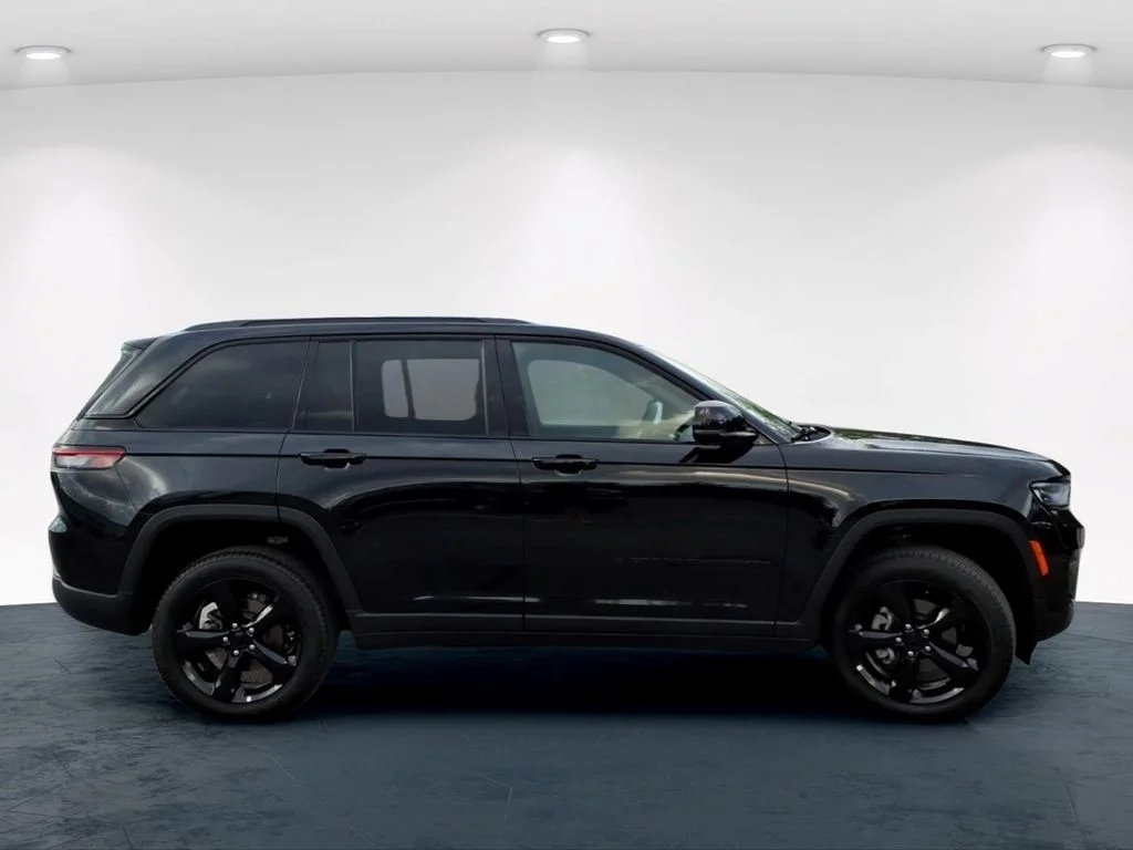 Used 2024 Black Jeep Altitude image 7
