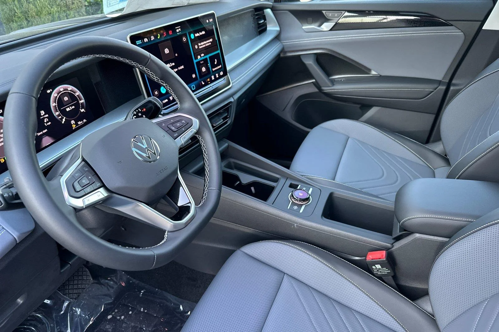 New 2026 Deep Black Pearl Volkswagen SE image 10