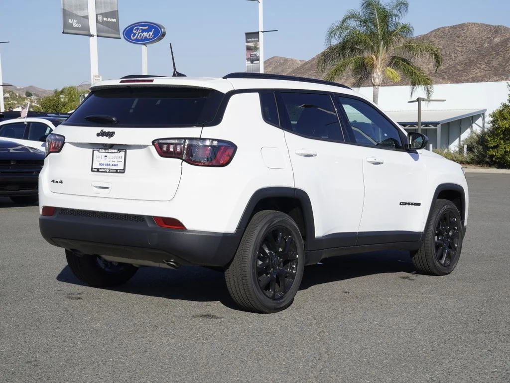 New 2026 Bright White Clearcoat Jeep Latitude image 4