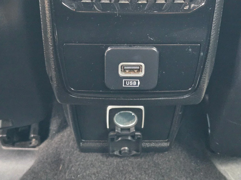 Used 2024 Gray Jeep Latitude 4x4 image 18